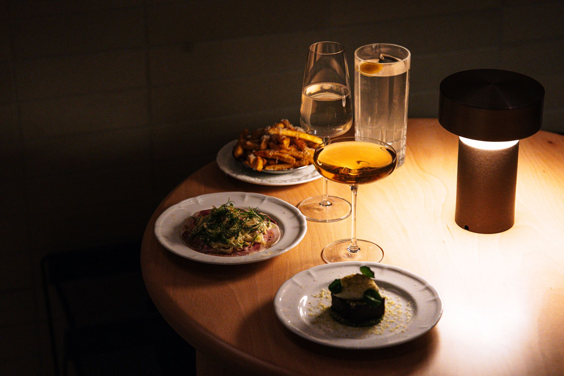 Een glas champagne naast een portie friet als voorbeeld van een high-low wijnpairing